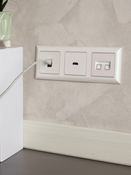 IEK BRITE Рамка 3-местная РУ-3-Бр бежевый/жемчужный , BR-M32-12-1-K10