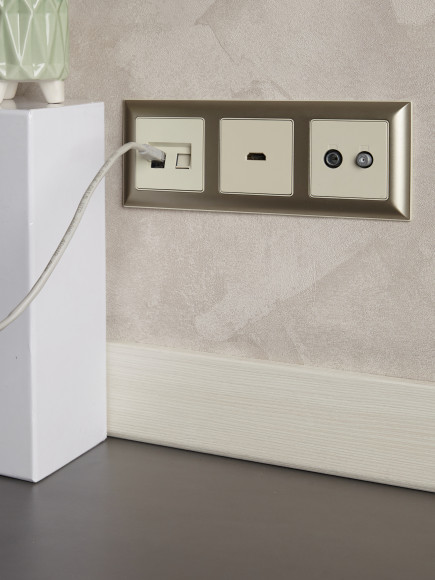 IEK BRITE Рамка 3-местная РУ-3-Бр бежевый/шампань , BR-M32-12-3-K10