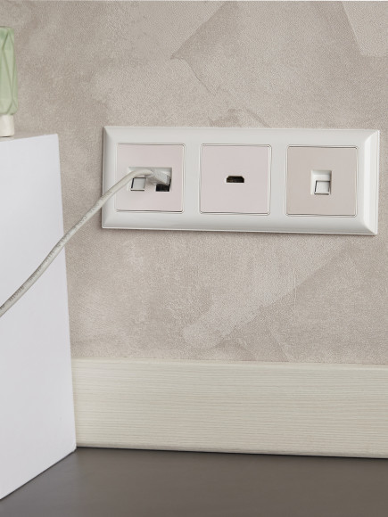 IEK BRITE Рамка 3-местная РУ-3-Бр белый/белый , BR-M32-12-K01