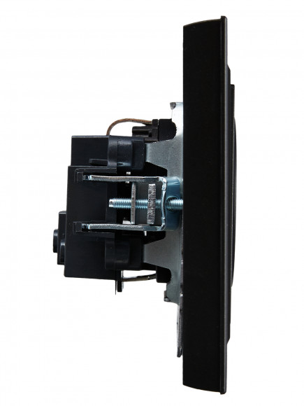 IEK BRITE Розетка 1-местная с заземлением с защитными шторками 16А в сборе РСР14-1-0-БрЧ черный , BR-R14-16-K02-F