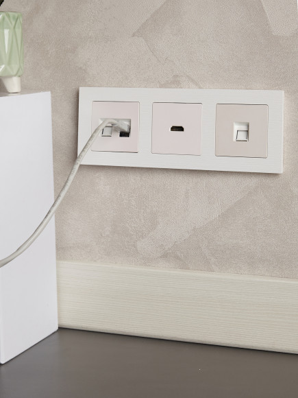 IEK BRITE Рамка 3-местная РУ-3-Бр белый рифленый , BR-M32-51-K01