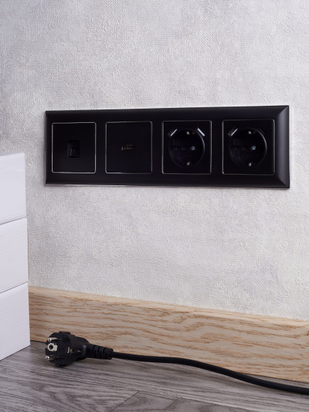 IEK BRITE Рамка 4-местная РУ-4-Бр хром/черный , BR-M42-12-2-K23