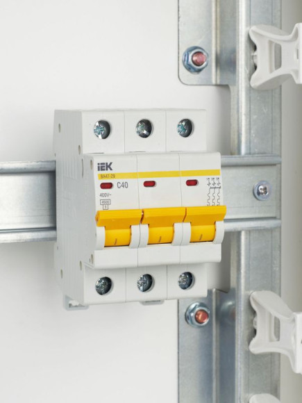 IEK KARAT Автоматический выключатель ВА47-29 3P C 40А 4,5кА IEK, MVA20-3-040-C