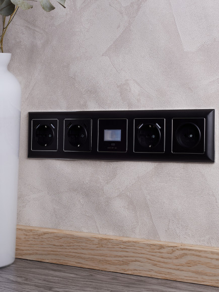 IEK BRITE Рамка 5-местная РУ-5-Бр хром/черный , BR-M52-12-2-K23