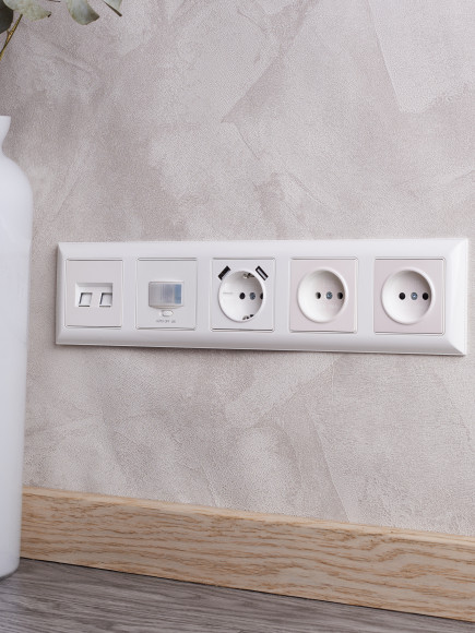 IEK BRITE Рамка 5-местная РУ-5-Бр белый/белый , BR-M52-12-K01