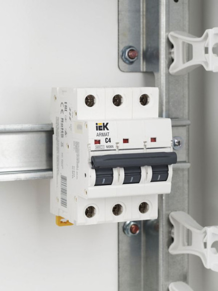 IEK ARMAT Автоматический выключатель M06N 3P C 4А IEK, AR-M06N-3-C004 IEK ARMAT Автоматический выключатель M06N 3P C 4А IEK, AR-M06N-3-C004