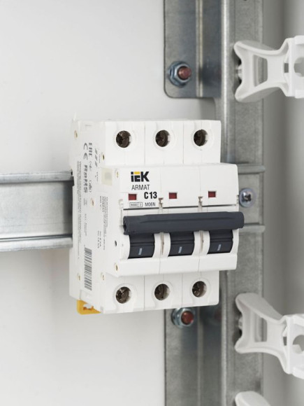 IEK ARMAT Автоматический выключатель M06N 3P C 13А IEK, AR-M06N-3-C013