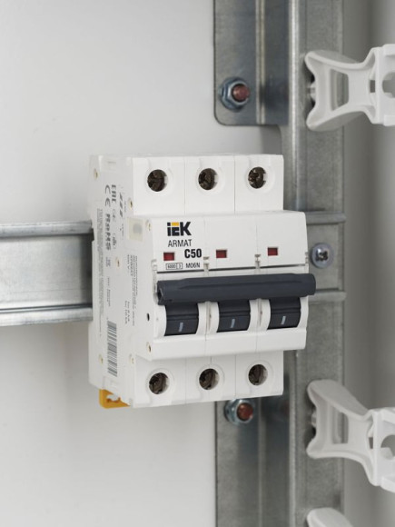 IEK ARMAT Автоматический выключатель M06N 3P C 50А IEK, AR-M06N-3-C050 IEK ARMAT Автоматический выключатель M06N 3P C 50А IEK, AR-M06N-3-C050