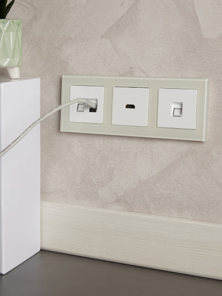 IEK BRITE Рамка 3 -местная РУ-3-2-БрВа стекло ванильный , BR-M32-G-K10