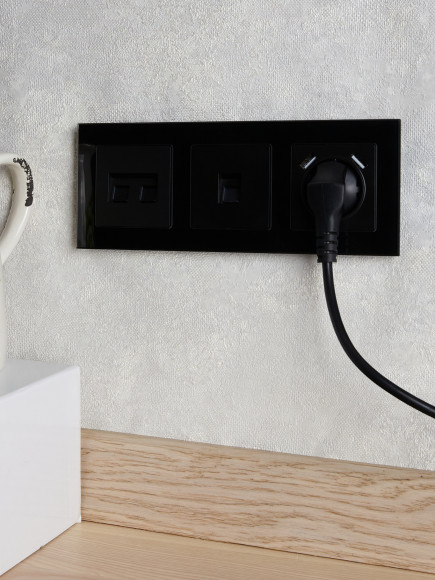 IEK BRITE Рамка 3 -местная РУ-3-2-БрЧ стекло черный , BR-M32-G-K02