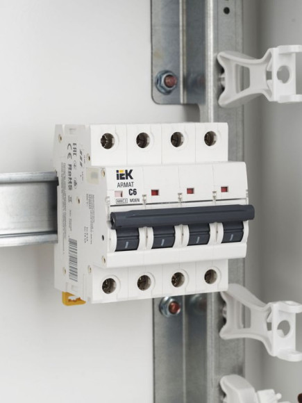IEK ARMAT Автоматический выключатель M06N 4P C 6А IEK, AR-M06N-4-C006