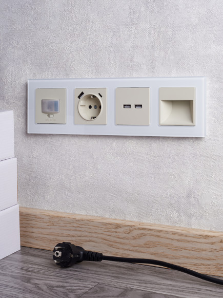 IEK BRITE Рамка 4 -местная РУ-4-2-БрБ стекло белый , BR-M42-G-K01