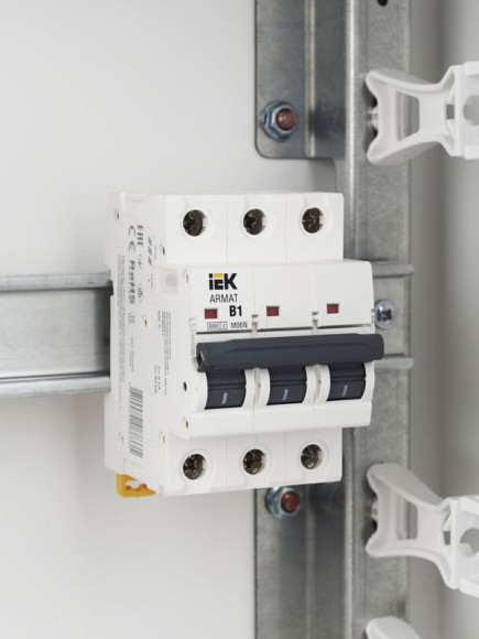 IEK ARMAT Автоматический выключатель M06N 3P B 1А IEK, AR-M06N-3-B001 IEK ARMAT Автоматический выключатель M06N 3P B 1А IEK, AR-M06N-3-B001