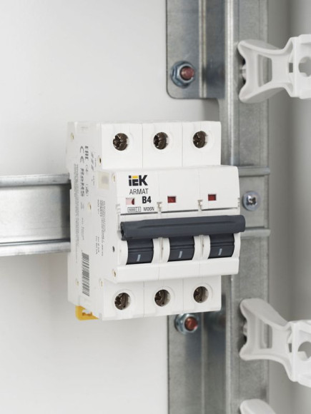 IEK ARMAT Автоматический выключатель M06N 3P B 4А IEK, AR-M06N-3-B004
