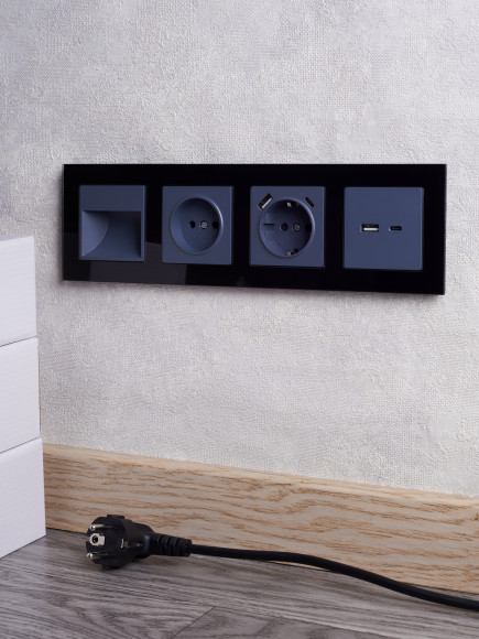 IEK BRITE Рамка 4 -местная РУ-4-2-БрЧ стекло черный , BR-M42-G-K02