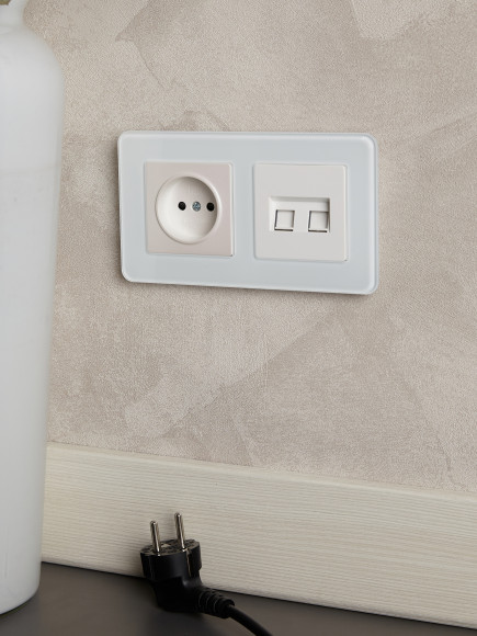 IEK BRITE Рамка 2-местная РУ-2-2-Бр стекло белый RE , BR-M22-G-41-K01