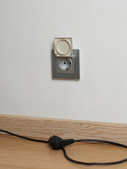 IEK BRITE Розетка 1-местная с заземлением с защитными шторками и крышкой 16А IP20 РСбш10-3-БрА алюминий , BR-R16-16-K47