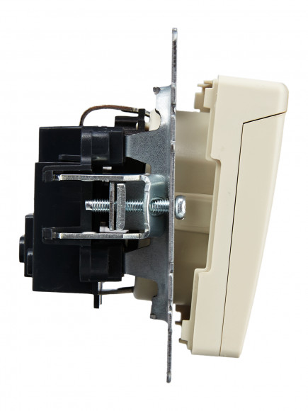 IEK BRITE Розетка 1-местная с заземлением с защитными шторками и крышкой 16А IP20 РСбш10-3-БрКр бежевый , BR-R16-16-K10