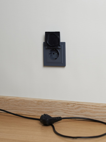 IEK BRITE Розетка 1-местная с заземлением с защитными шторками и крышкой 16А IP20 РСбш10-3-БрМ маренго , BR-R16-16-K35