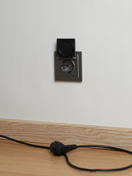IEK BRITE Розетка 1-местная с заземлением с защитными шторками и крышкой 16А IP20 РСбш10-3-БрС сталь IEK, BR-R16-16-K46