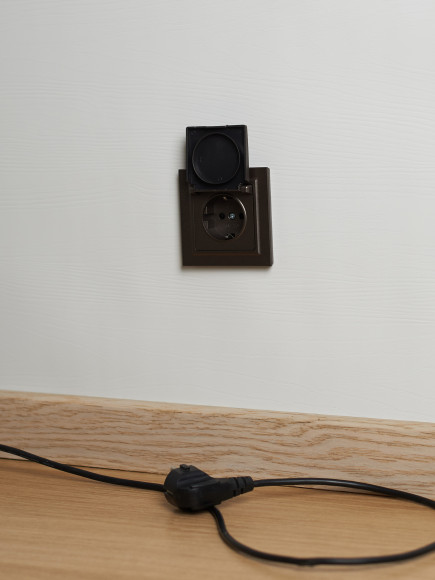 IEK BRITE Розетка 1-местная с заземлением с защитными шторками и крышкой 16А IP20 РСбш10-3-БрТБ темная бронза , BR-R16-16-K45