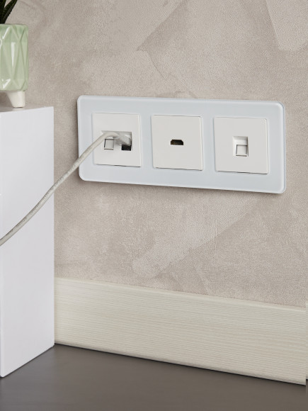 IEK BRITE Рамка 3-местная РУ-3-2-Бр стекло белый RE , BR-M32-G-41-K01