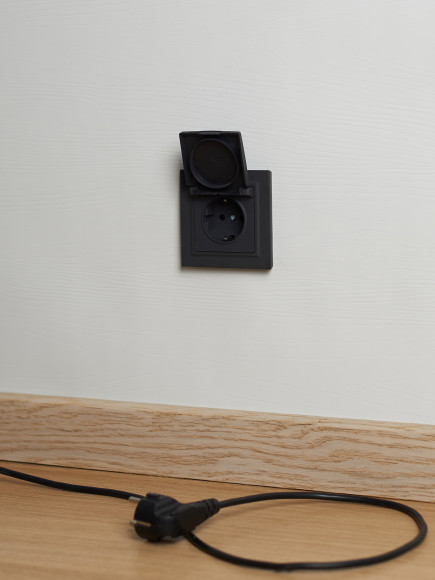 IEK BRITE Розетка 1-местная с заземлением с защитными шторками и крышкой 16А IP44 РСбш10-3-44-БрГ графит , BR-R16-16-44-K53