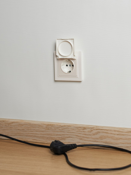 IEK BRITE Розетка 1-местная с заземлением с защитными шторками и крышкой 16А IP44 РСбш10-3-44-БрЖ жемчуг , BR-R16-16-44-K36