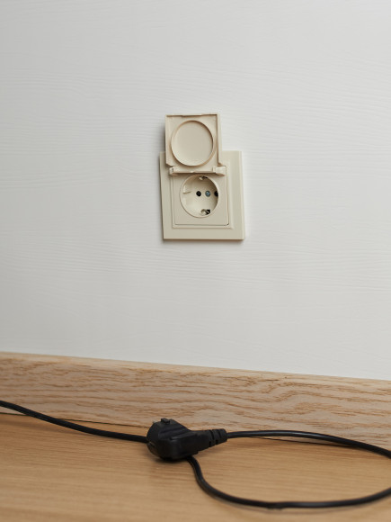 IEK BRITE Розетка 1-местная с заземлением с защитными шторками и крышкой 16А IP44 РСбш10-3-44-БрКр бежевый , BR-R16-16-44-K10