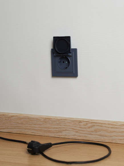 IEK BRITE Розетка 1-местная с заземлением с защитными шторками и крышкой 16А IP44 РСбш10-3-44-БрМ маренго IEK, BR-R16-16-44-K35