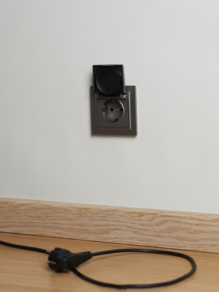 IEK BRITE Розетка 1-местная с заземлением с защитными шторками и крышкой 16А IP44 РСбш10-3-44-БрС сталь , BR-R16-16-44-K46