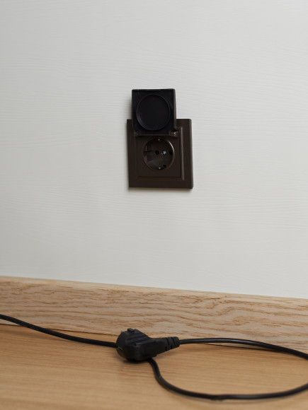 IEK BRITE Розетка 1-местная с заземлением с защитными шторками и крышкой 16А IP44 РСбш10-3-44-БрТБ темная бронза , BR-R16-16-44-K45