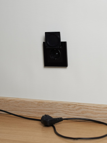 IEK BRITE Розетка 1-местная с заземлением с защитными шторками и крышкой 16А IP44 РСбш10-3-44-БрЧ черный , BR-R16-16-44-K02