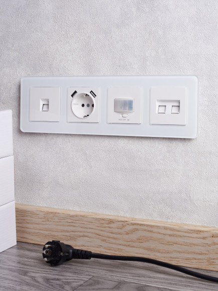 IEK BRITE Рамка 4-местная РУ-4-2-Бр стекло белый RE , BR-M42-G-41-K01