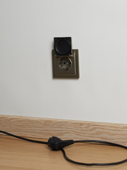 IEK BRITE Розетка 1-местная с заземлением с защитными шторками и крышкой 16А IP44 РСбш10-3-44-БрШ шампань , BR-R16-16-44-K37