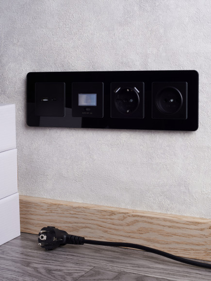 IEK BRITE Рамка 4-местная РУ-4-2-Бр стекло черный RE , BR-M42-G-41-K02