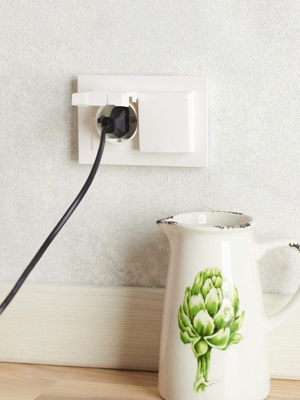 IEK BRITE Розетка 2-местная с заземлением с защитными шторками и крышкой 16А в сборе IP44 РСбш12-3-44-БрЖ жемчуг , BR-R26-16-44-K36-F