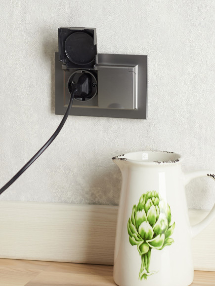 IEK BRITE Розетка 2-местная с заземлением с защитными шторками и крышкой 16А в сборе IP44 РСбш12-3-44-БрС сталь , BR-R26-16-44-K46-F