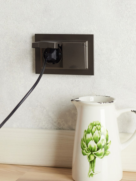 IEK BRITE Розетка 2-местная с заземлением с защитными шторками и крышкой 16А в сборе IP44 РСбш12-3-44-БрТБ темная бронза , BR-R26-16-44-K45-F