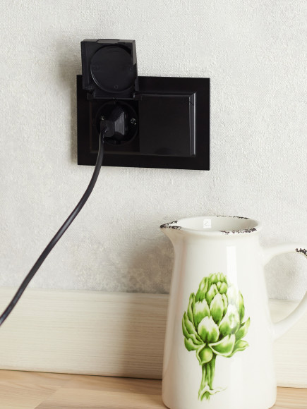 IEK BRITE Розетка 2-местная с заземлением с защитными шторками и крышкой 16А в сборе IP44 РСбш12-3-44-БрЧ черный , BR-R26-16-44-K02-F